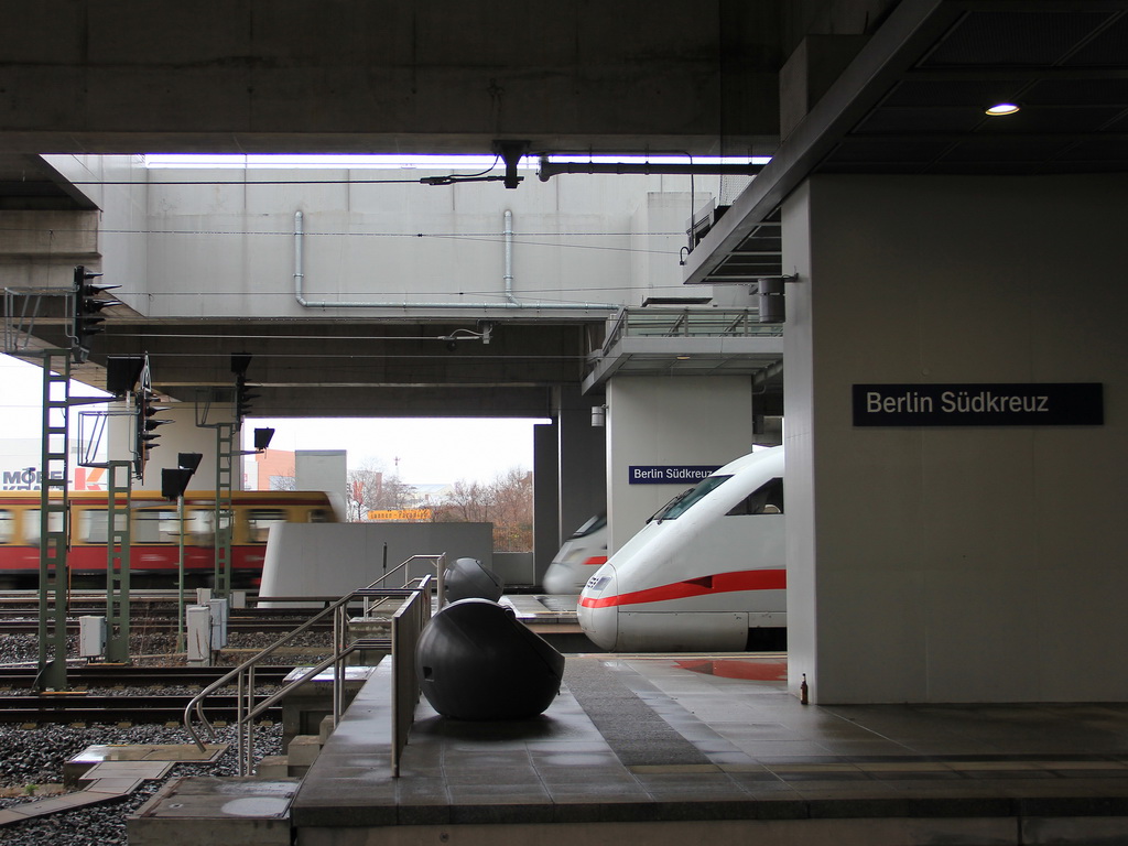+ 25 auf dem Bahnhof Sdkreuz gaben auch Zeit fr einen Blick ber die Bahnsteige am 24. Dezember 2011. Im Vordergrund 402 045-9 ICE Plattling und dahinter ausfahrend 411 080-5 (Darmstadt) als ICE 791 nach Leipzig. 