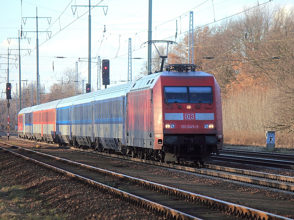 101 045-3 am 30. Dezember 2012 auf dem Berliner Auenring bei Diedersdorf mit einem EC in Richtung Berlin. 