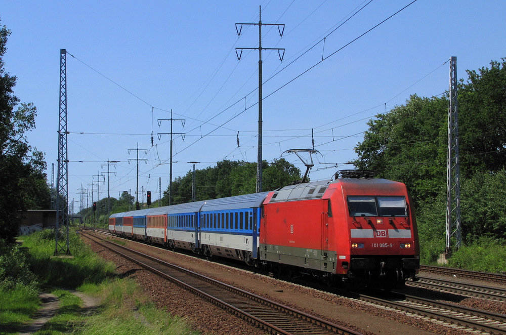 101 085-9 war am 02.06.2011 um 13:13 Uhr mit dem EC 177 (Berlin Hbf -> Wien Praterstern) in Richtung Dresden unterwegs, als sie Diedersdorf passiert.

