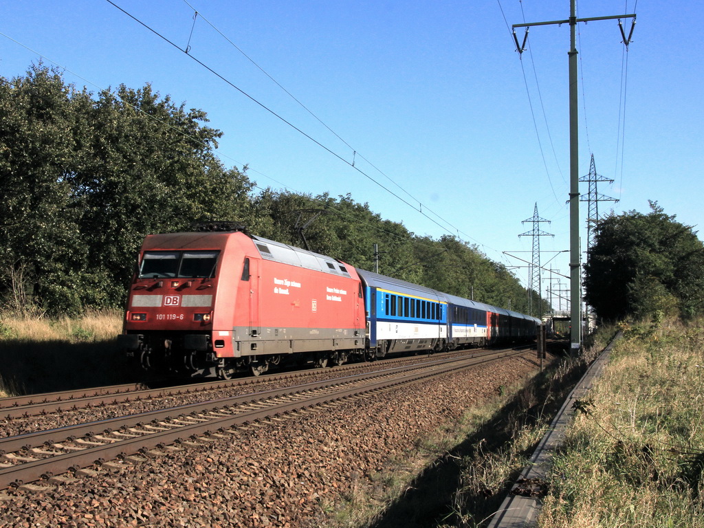 101 119-6  mit einem EC  am 15. Oktober 2011 durchfhrt  Diedersdorf. An der rechten Seite ist dann der in der Fotostellen Beschreibung erwhnter hoher Mast zu sehen.