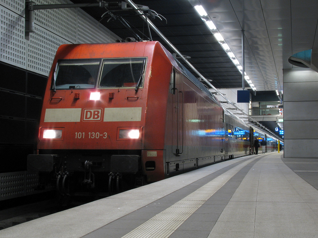 101 130-3 zog die ex-Metropolitan-Garnitur, die als ICE 1106 gen Hamburg am 13.02.2010 verkehrte.