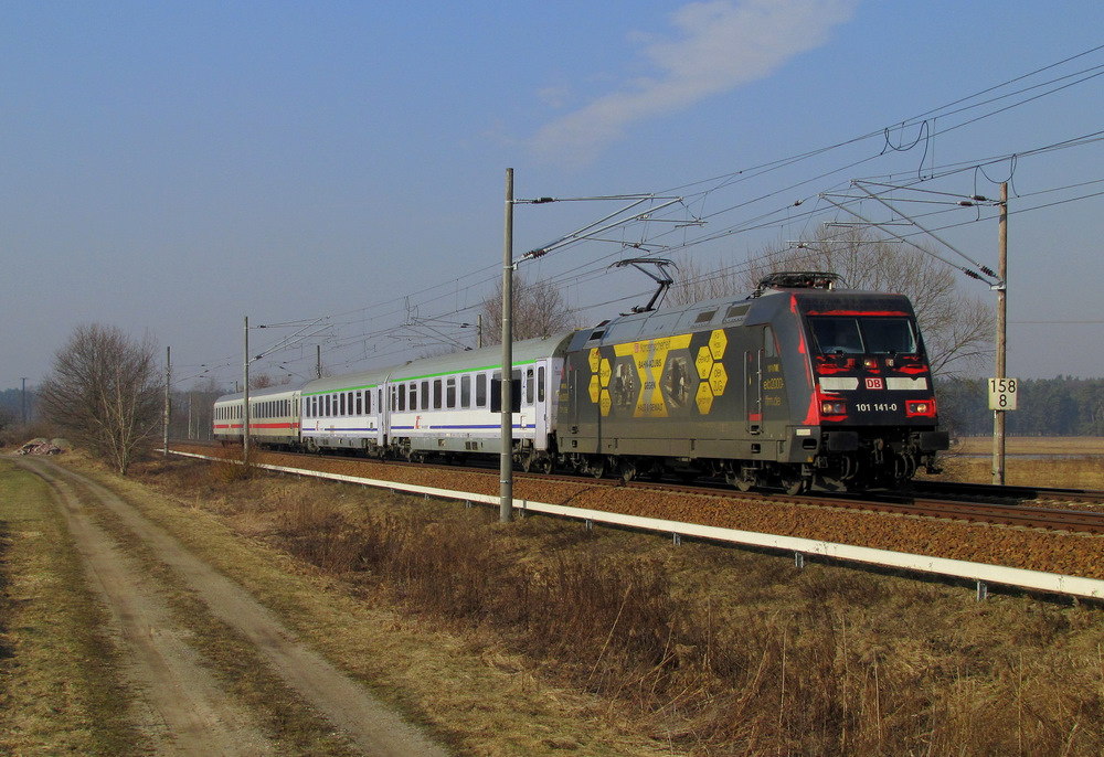 101 141-0 kommt hier mit dem EC 249  Wawel  (Hamburg-Altona -> Krakow Glowny) durch Tornitz gefahren. Nchster Halt wird dann Cottbus pnktlich um 11:11 Uhr sein. 03.03.2011