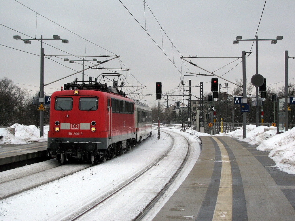 110 200-3 der DB Regio NRW kam mit einem 40 Minuten verspteten IC aus Amsterdam am 13.02.2010 am Berliner Hbf. an und diente als 101er Ersatz.