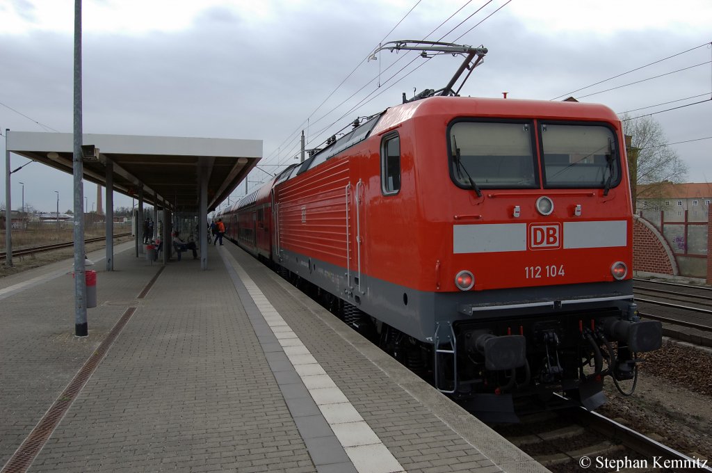 112 104 mit frischer HU (31.03.2011) steht mit dem RE2 (RE 37385) nach Knigs Wusterhausen in Rathenow. 05.04.2011