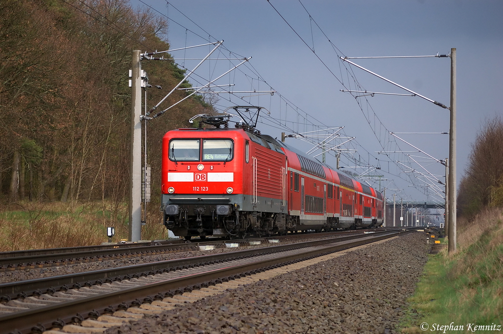 112 123 mit dem RE4 (RE 37334) von Ludwigsfelde nach Rathenow, bei Nennhausen. 12.04.2012