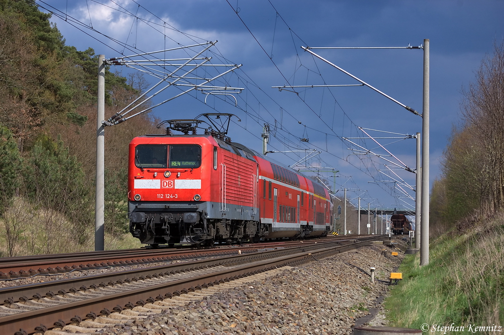112 124-3 mit dem RE4 (RE 37314) von Ludwigsfelde nach Rathenow bei Ausfahrt in Nennhausen. 21.04.2012
