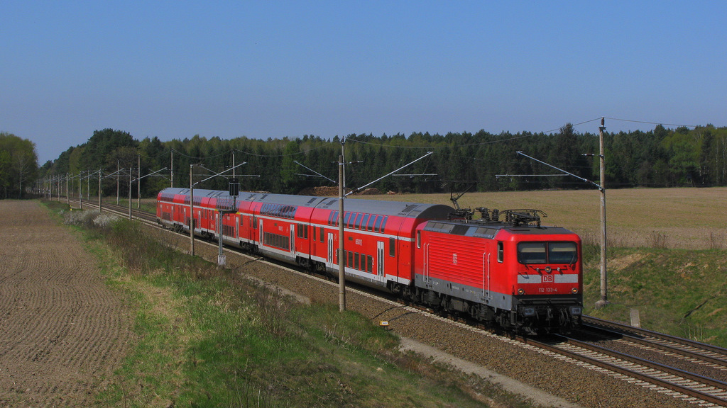 112 133-4 mit ihrem RE 1 nach Eisenhttenstadt war das letzte Bild am 20.04.2011 von dieser Fotostelle kurz vor Frankfurt(Oder).