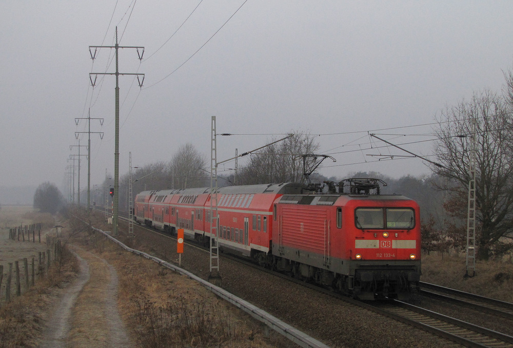 112 133 fhrt hier mit dem RE 3 nach Elsterwerda durch Diedersdorf. 05.03.2011