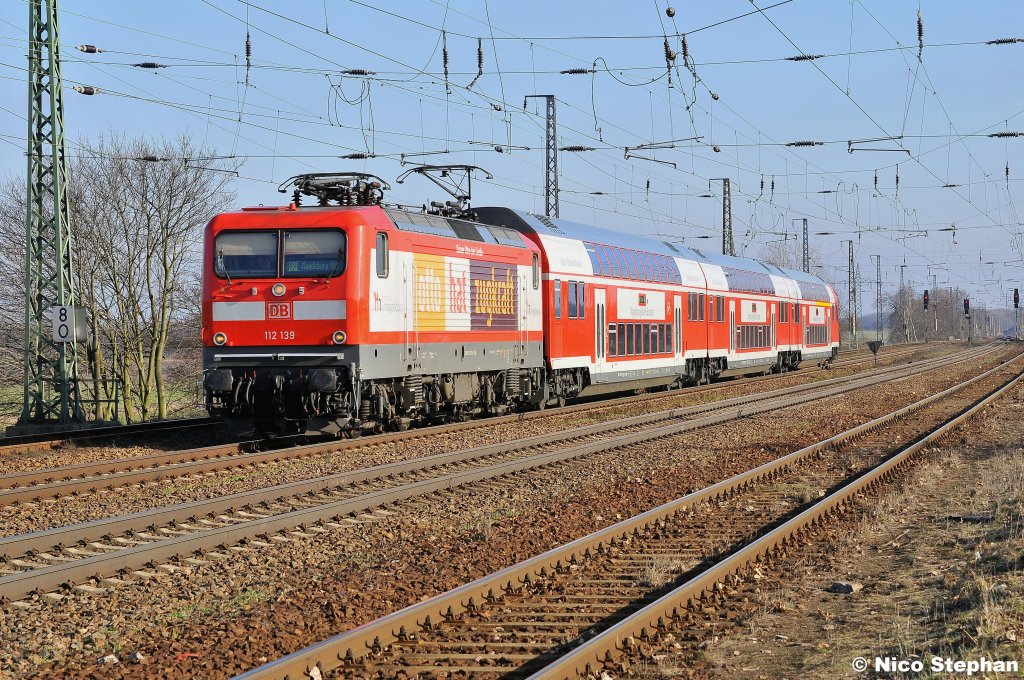 112 139-1 mit dem IRE nach Magdeburg,durcheilt den Bahnhof Saarmund (09.02.11)