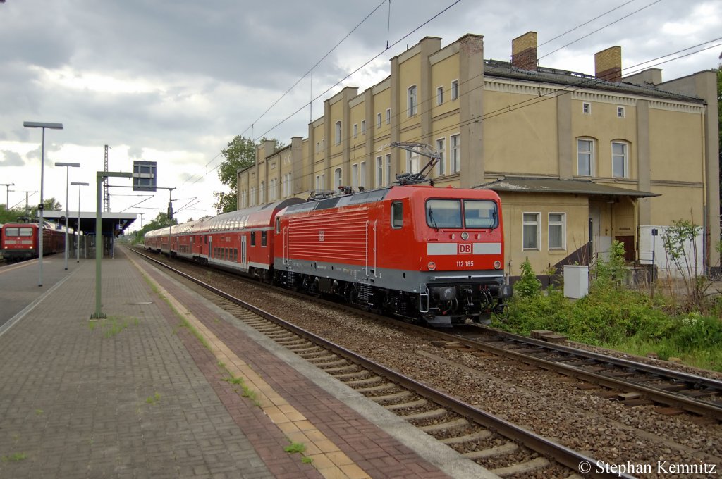 112 185 mit frischer HU (10.05.2011) mit dem RE1 (RE 18126) nach Magdeburg Hbf in Brandenburg. 13.05.2011