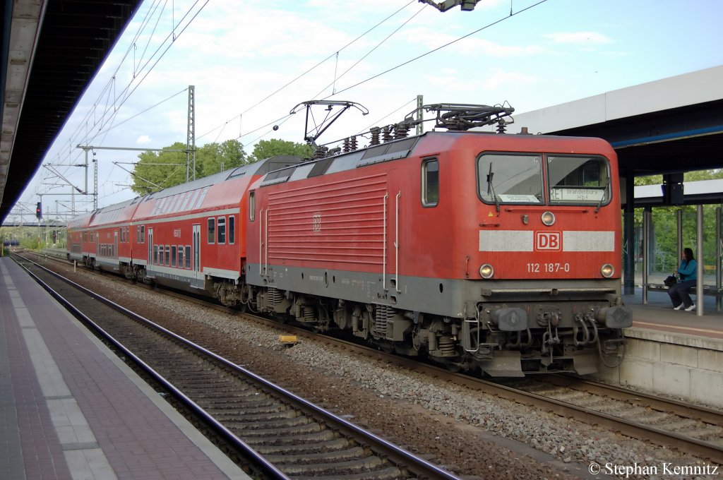 112 187-0 mit dem RE1-Verstrker (RE 18548) aus Potsdam in Brandenburg. 13.05.2011