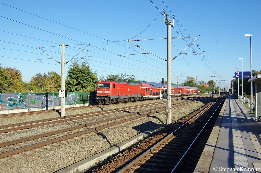 112 188 mit dem RE2 (RE 37412) von Cottbus nach Rathenow bei der Einfahrt am Haltepunkt Nennhausen. 16.10.2011