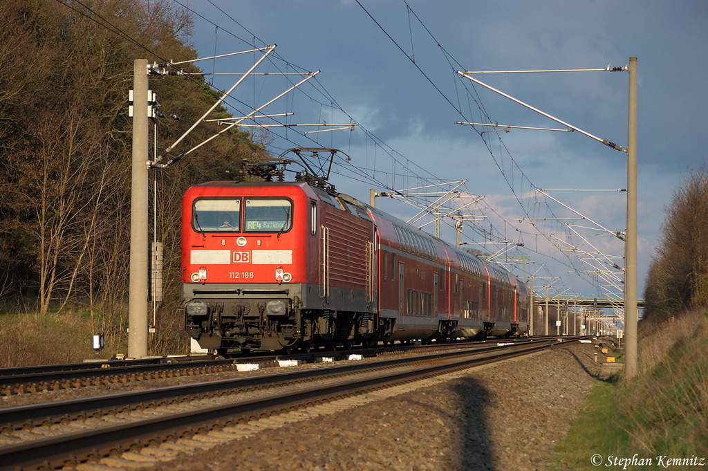 112 188 mit dem RE4 (RE 37336) von Jterbog nach Rathenow, bei der Ausfahrt in Nennhausen. 13.04.2012