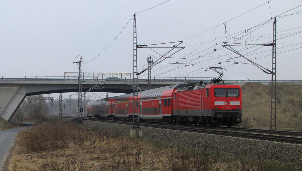 114 004 kommt hier mit dem RE 5 von Stralsund nach Falkenberg gefahren. Trebbin den 05.03.2011  