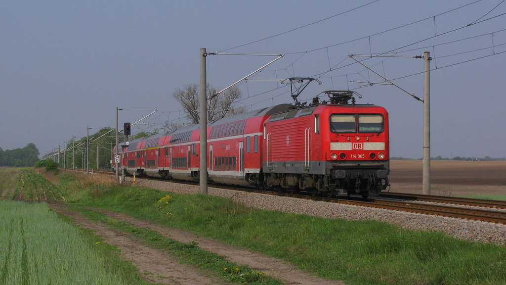 114 005 mit ihrem RE 1 nach Eisenhttenstadt war mein bestes Bild der vielen RE 1 Zge am 29.04.2011 und soll damit natrlich auch hochgeladen werden.