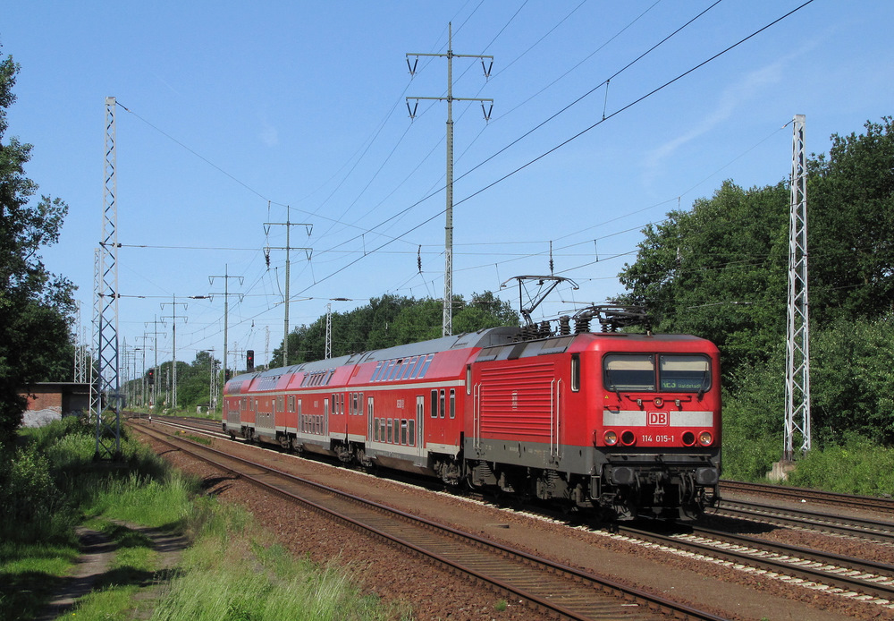 114 015-1 fuhr am 02.06.2011 durch Diedersdorf und brachte den RE3 nach Wnsdorf-Waldstadt.


