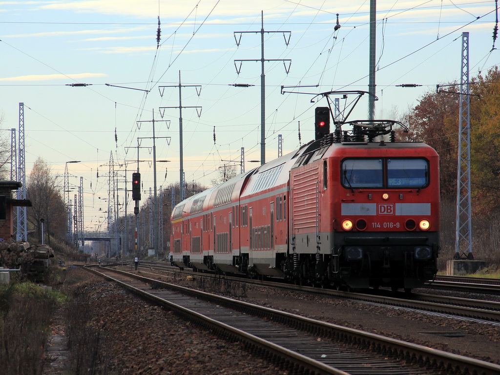 114 016-9 mit dem RE 3 (RE 18311) nach Elsterwerder am 25. November 2011 bei km 24.4 auf dem sdlichen Berliner Auenring in Diedersdorf. 