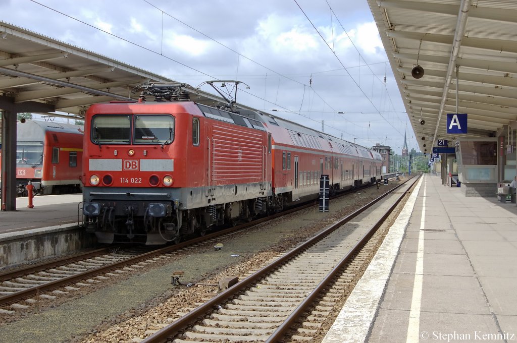 114 022 mit dem RE1 (RE 91681) nach Eisenhttenstadt in Berlin-Lichtenberg. 18.06.2011