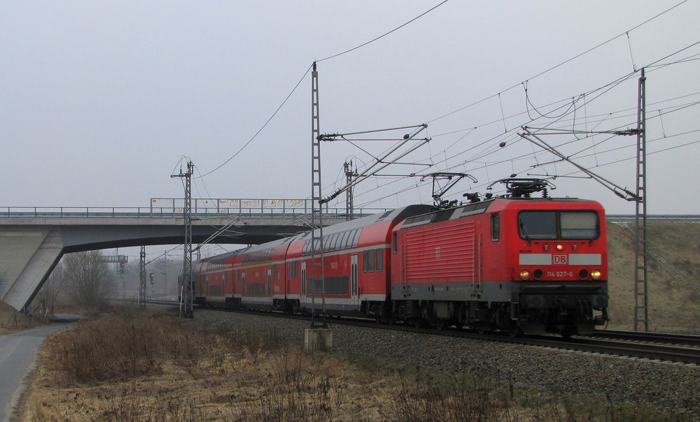 114 027-6 fhrt hier mit RE5 von Falkenberg nach Stralsund durch das rtchen Trebbin. 05.03.2011