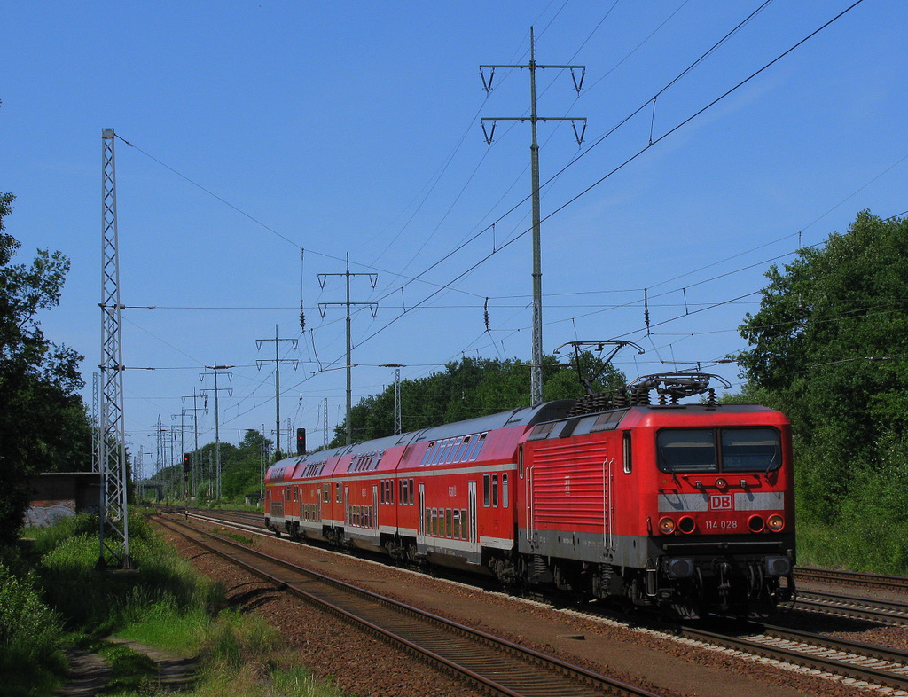 114 028 zog hier einen RE 3 nach Wnsdorf an uns allen vorbei. 02.06.2011