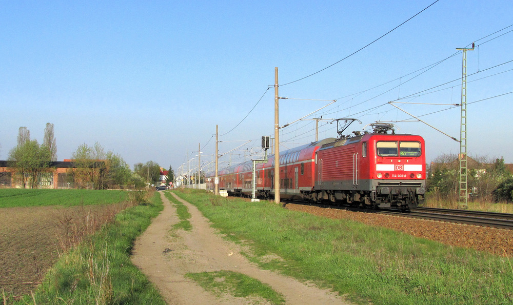 114 031-8 hat am frhen Morgen die Aufgabe einen RE1 nach Eisenhttenstadt zu bringen. Hier sieht man ihn gerade bei der Ausfahrt aus dem Bahnhof von Jacobsdorf (Mark). 20.04.2011

