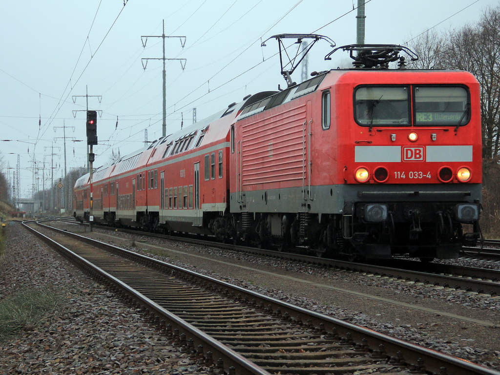 114 033-4 mit einem RE 3 (RE 18309) nach Elsterwerder durchfhrt Diedersdorf in Richtung Blankenfelde am 17. Dezember 2011.