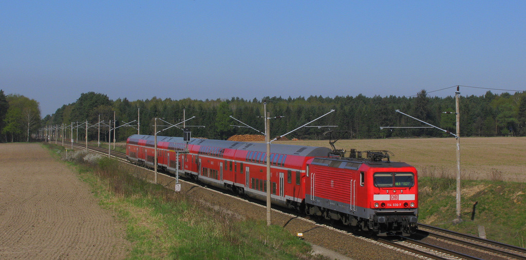 114 036-7 mit einem der vielen RE 1 nach Frankfurt(Oder) passierte gegen 10:19 die Fotostelle. 20.04.2011 