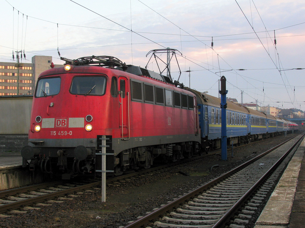 115 459-0 erreicht hier mit ihrem D-Zug aus Saratov den Bahnhof Berlin Lichtenberg am 05.12.2009 und wird dabei von der seichten Morgensonne  gekitzelt .