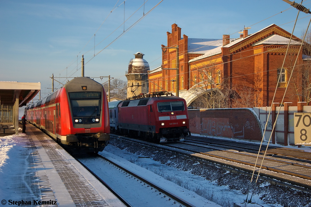 120 106-0 mit dem EC 249  Wawel  von Hamburg Hbf nach Krakow Glowny in Rathenow. Im Bahnhof steht der RE4 (RE 37325) nach Ludwigsfelde. 07.12.2012