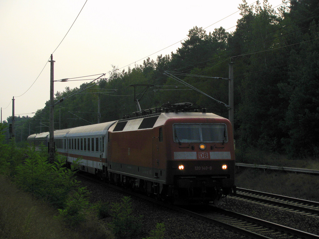 120 140-9 durcheilt mit dem EC 340 von Krakau nach Hamburg am 21.09.2009 Bestensee.