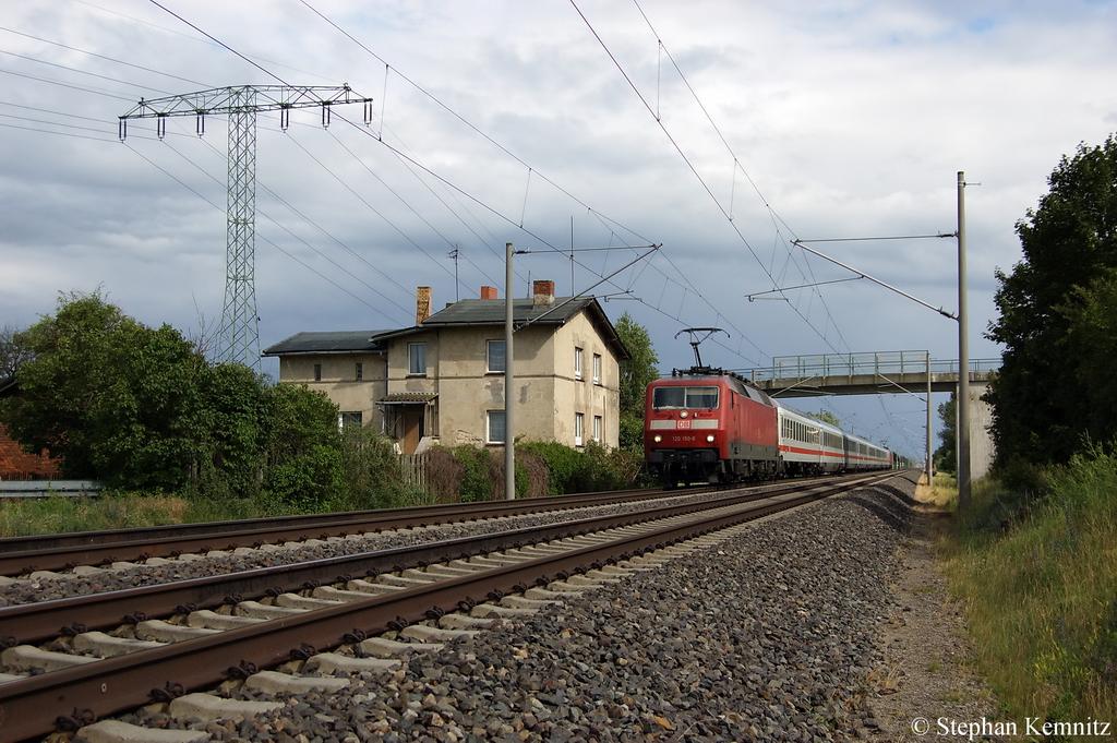 120 150-8 mit dem IC 2200 von Berlin Sdkreuz nach Hamburg-Altona in Vietznitz. Am Zugende schiebt die 120 110-2. 24.06.2011