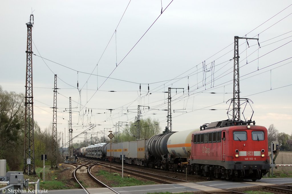 140 012-6 mit gemischten Gterzug in Priort in Richtung Hennigsdirf unterwegs. 07.04.2011