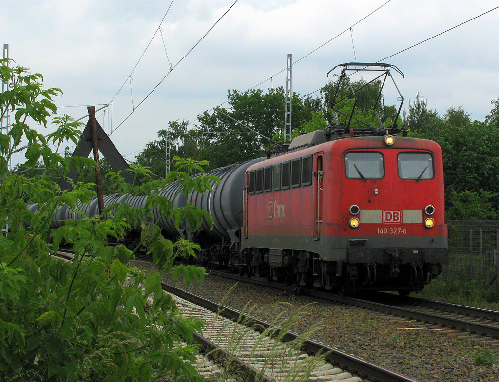 140 327-8 begegnete Hannes und mir beim Bahnbildertreffen am 12.06.2010 am Bahnberweg in der Wuhlheide.