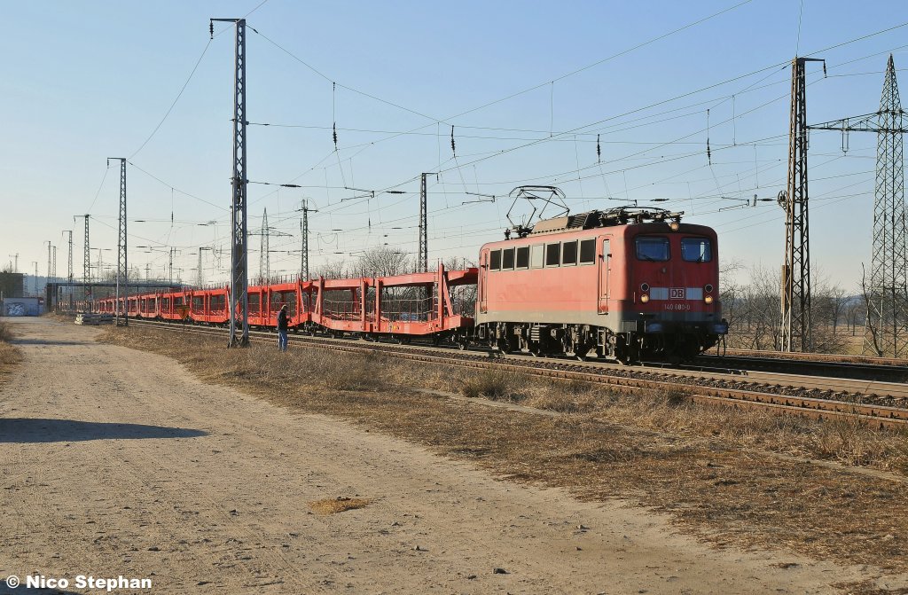 140 680-0 war mit einem leeren Autotransportzug aus neulakierten Wagen zu den Herstellerwerken unterwegs,als sie gemtlich durch Saarmund rollte (08.03.11)