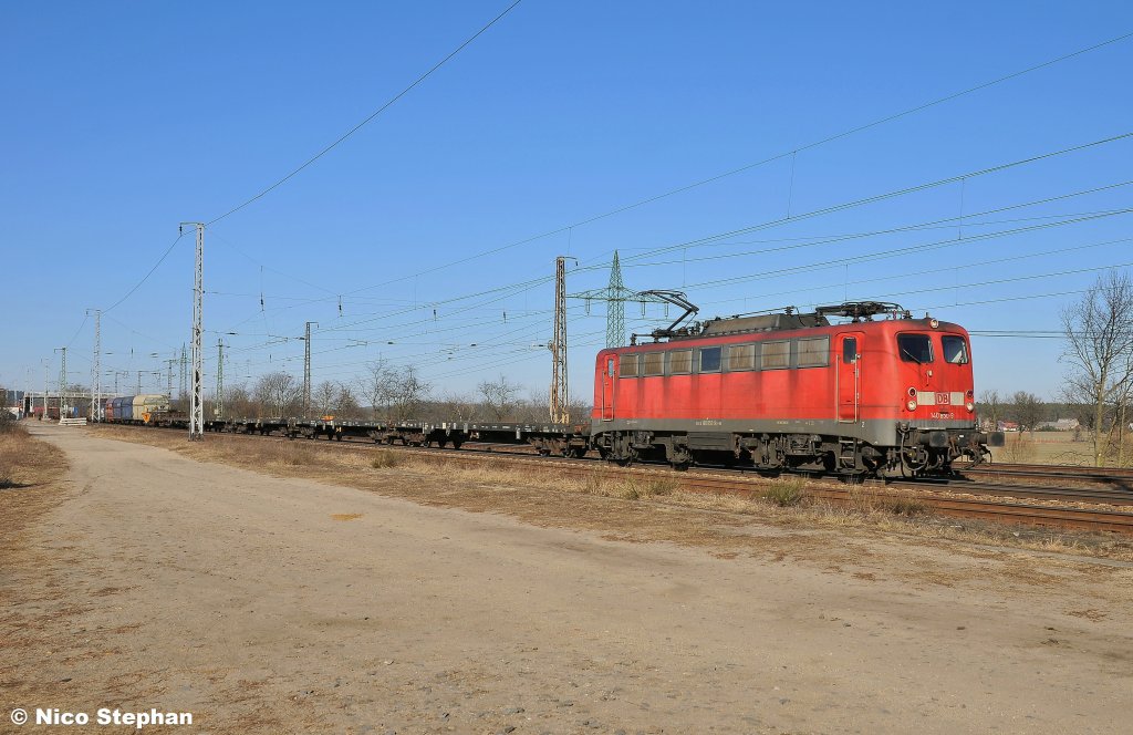 140 850-9 durchfhrt mit ihrem gemischten Zug fr Polen den Bahnhof von Saarmund (08.03.11)