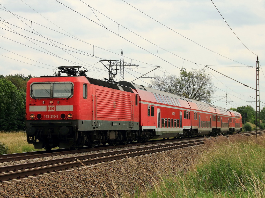 143 210-3 mit einem Sonderzug passiert am 24. Juni 2012 Ludwigsfelde in Richtung Saarmund