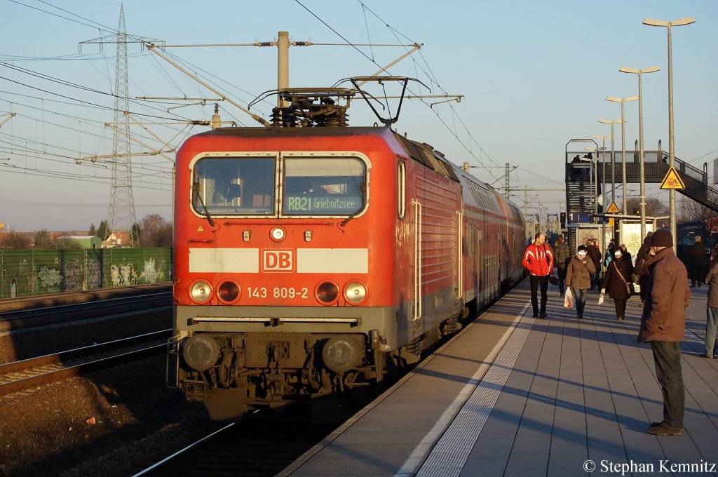 143 809-2 kam mit der RB21 (RB 18674) aus Potsdam Griebnitzsee in Wustermark an. 08.03.2011