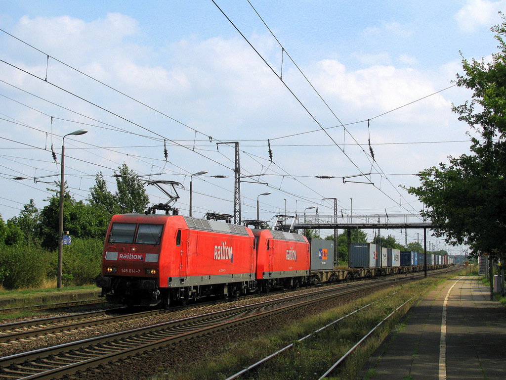 145 008-9 und 145 014-7 mit Containern am 17.08.2009 durch Saarmund.