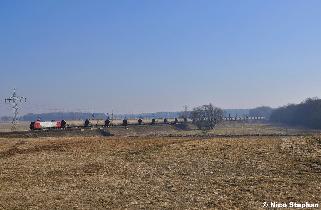 145-CL 001 von Arcelor kam mit einem Silozug frs Ruhrgebiet durch die Landschaft gedonnert,hier in den Feldern von Nudow (03.03.11)
