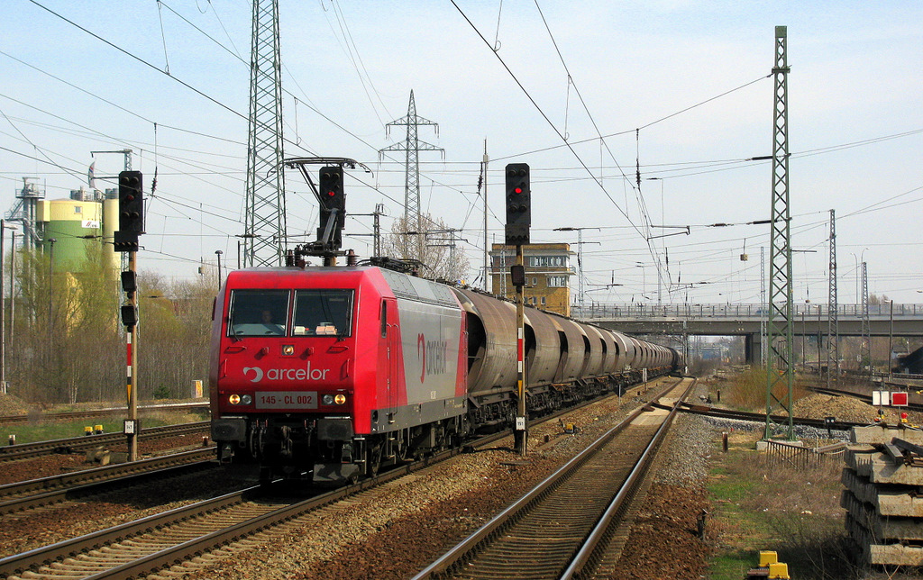 145 - CL 002 kommt am 08.04.2010 mit Kohlenstaubwagen von Ziltendorf Richtung Lnen um kurz gebremst zu werden und wieder neu schwung zu holen.