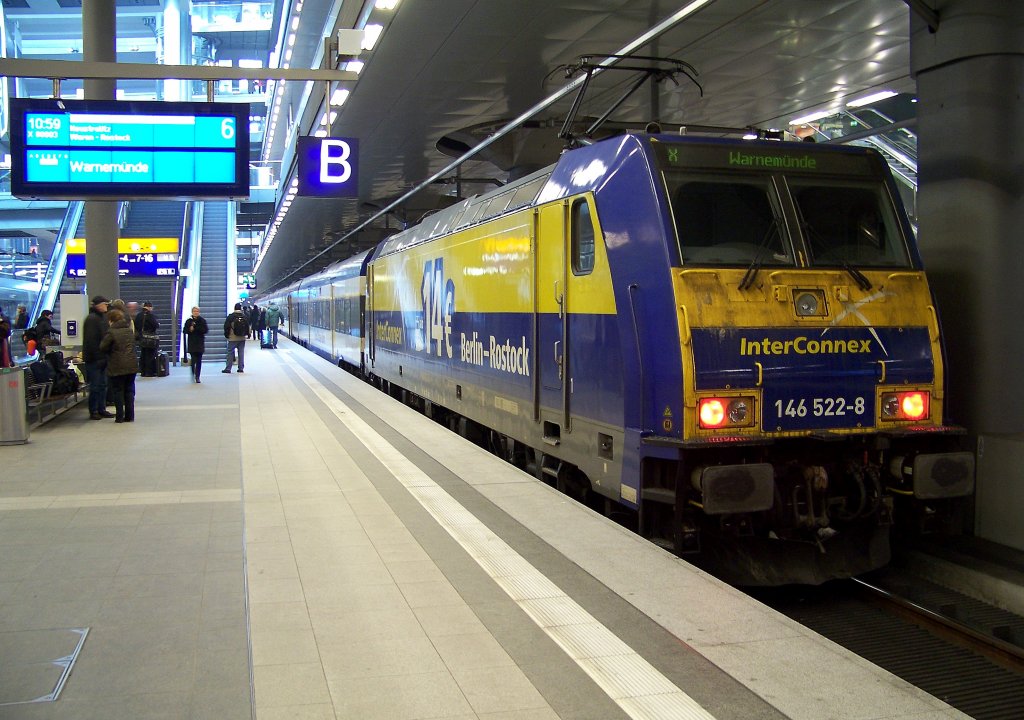 146 522-8 steht mit seinem InterConnex nach Warnemnde im Berliner Hbf(tief) bereit und wartet auf die Weiterfahrt. 24.01.2010