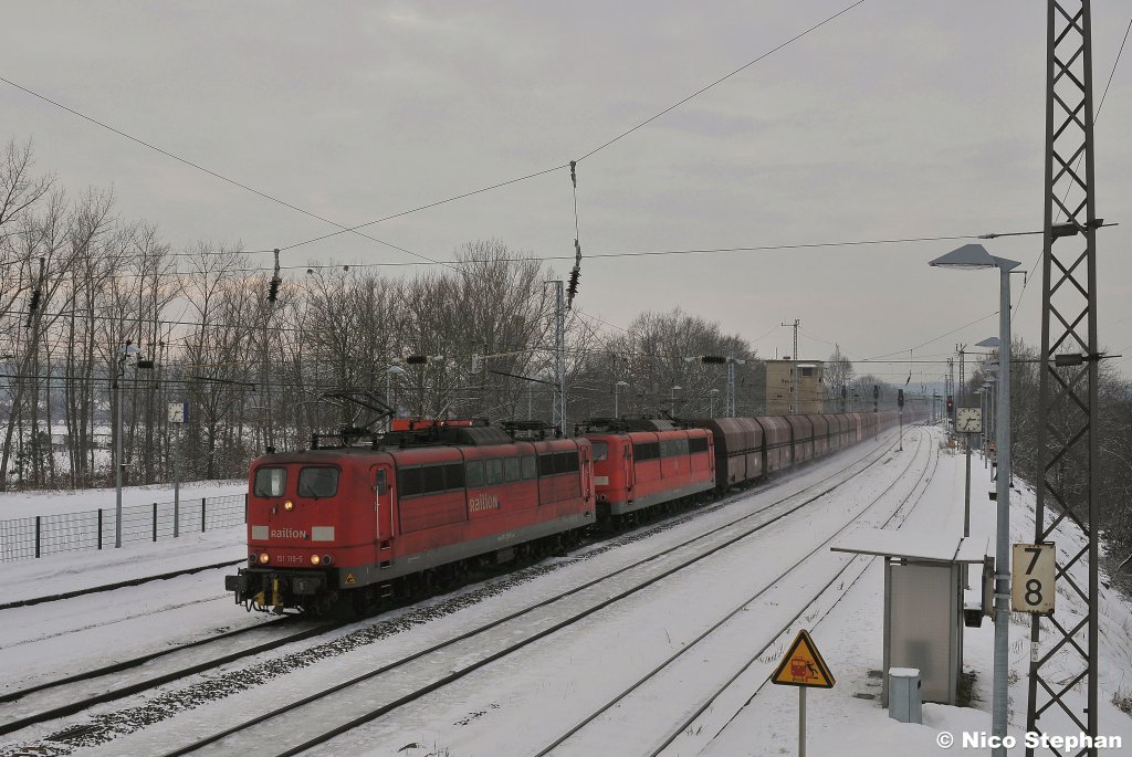 151 115-9 & 151 099-9 brachten frisches Erz fr das Stahlwerk in Ziltendorf,hier rollt die schwere Fuhre durch Saarmund (04.01.11)