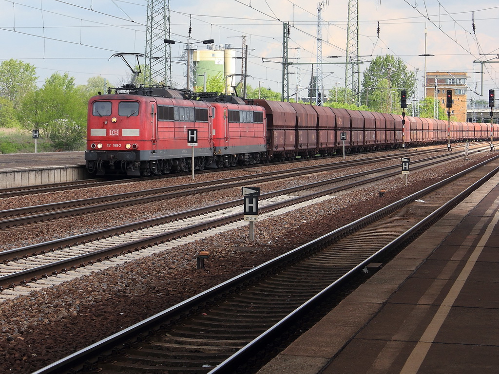 151 168-2 und 151 100-5 mit einem Ganzzug Schttgutwagen  passieren am 04. Mai 2012   auf Gleis 4  den Bahnhof Berlin Schnefeld Flughafen.