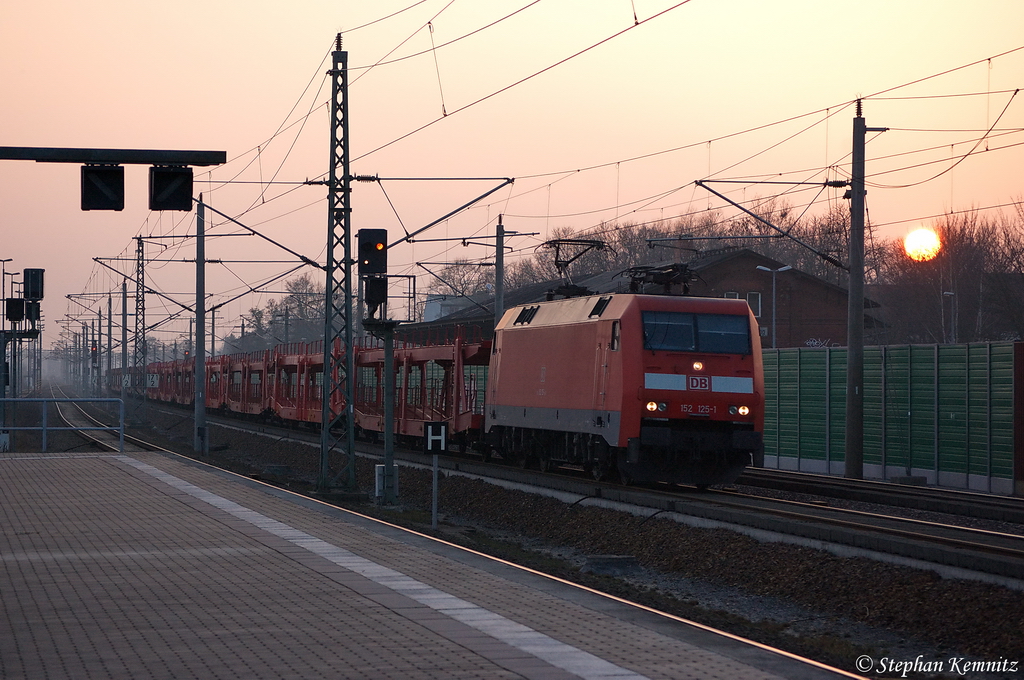152 125-1 mit einem Autotransportzug in Rathenow in Richtung Wustermark unterwegs. 15.03.2012