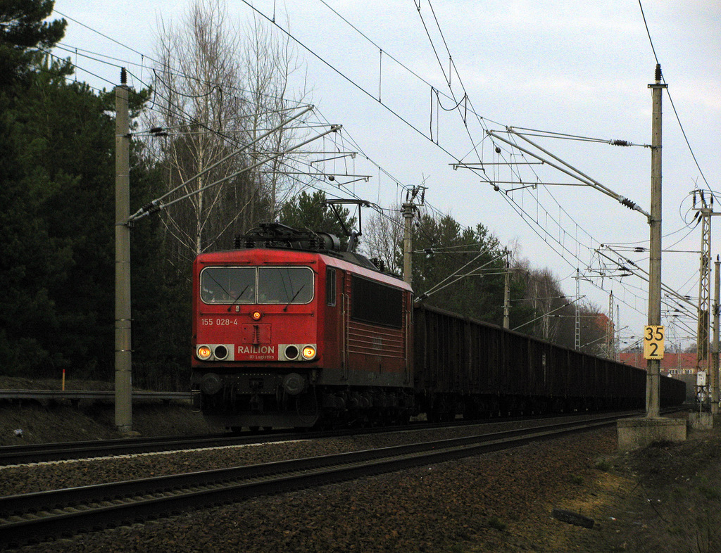 155 028-4 mit einem Kohlenzug nach Spreewitz am 19.03.2010 durch Bestensee.