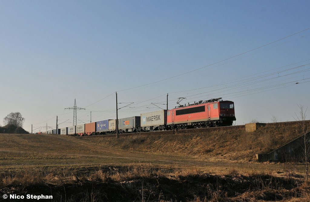 155 073-0 hatte einen Containerzug fr Polen am Haken,als sie bei Nudow durch die Felder rollte (26.02.11)