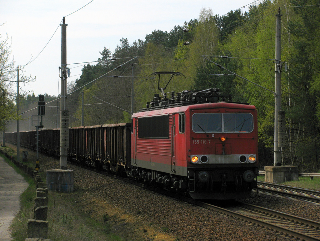 155 116-7 mit einem Schttgutzug aus Richtung Cottbus am 24.04.2010 Richtung Berlin durch Bestensee.