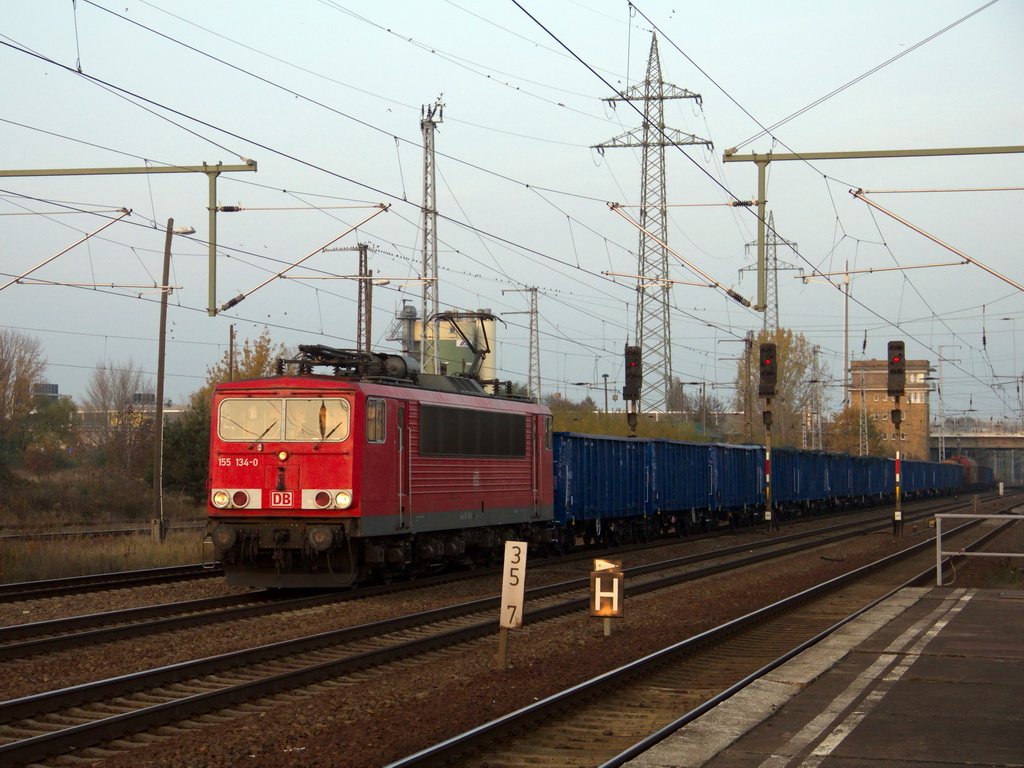 155 134-0 am 28.Oktober 2011 mit einem Gterzug passiert den Bahnhof Berlin Schnefeld Flughafen.