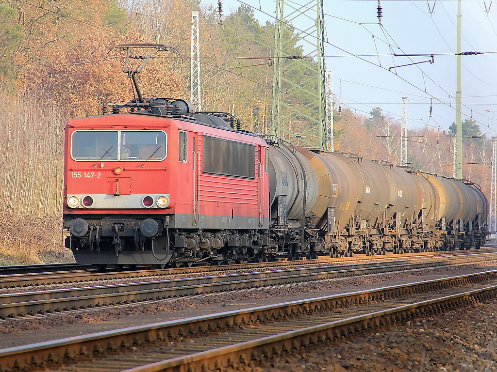 155 147-2 mit einem kurzen Gterzug leerer Kesselwagen am 22. November 2011in Diedersdorf.
