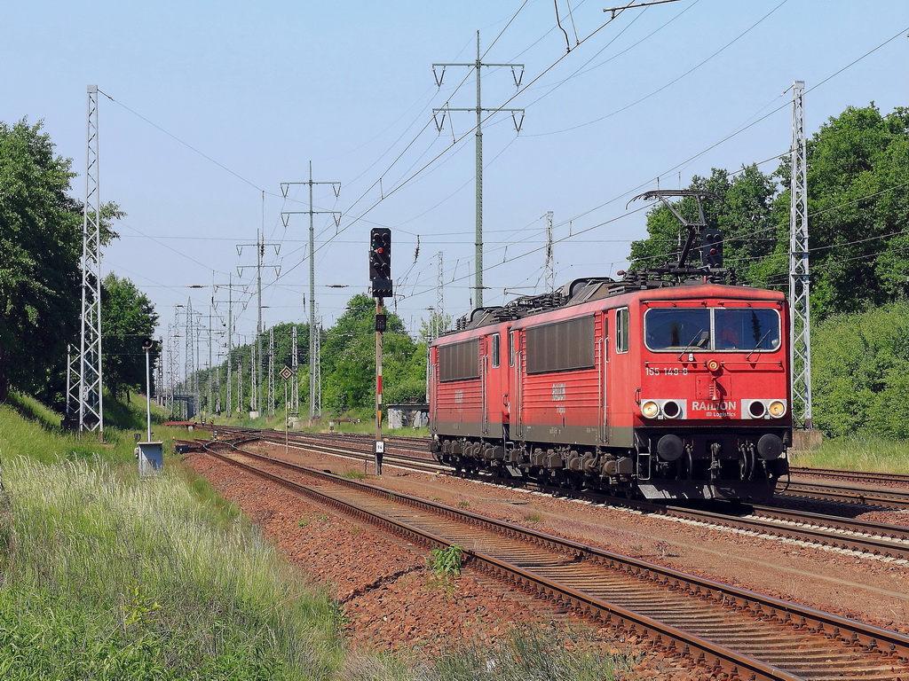 155 149-8 mit 155 222-3 (kalt) am Haken passiert Diedersdorf am 23. Mai 2012 in Richtung Berlin. 